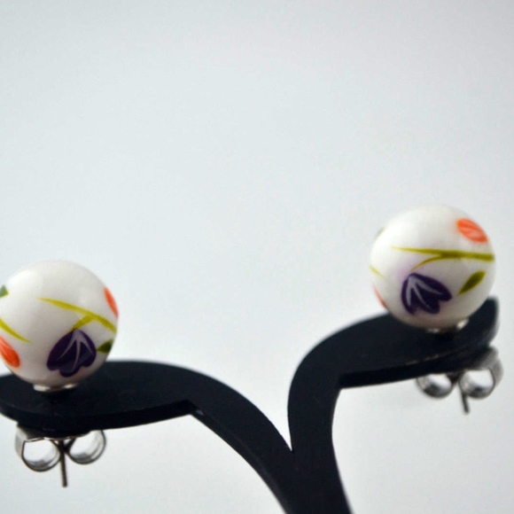 Belle by Sorelle Hand painted Shell Earrings - Picture 4 of 7